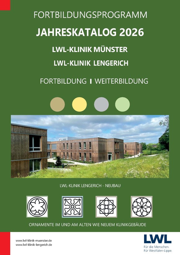 Titelseite des aktuellen Fortbildungskatalog: Gebäude der LWL-Klinik Lengerich vor grünem Rasen und blauem Himmel, Hintergrundfarbe dunkelgrün Titelseite des aktuellen Fortbildungskatalog: Gebäude der LWL-Klinik Lengerich vor grünem Rasen und blauem Himmel, Hintergrundfarbe dunkelgrün