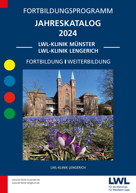 Titelseite des aktuellen Fortbildungsprogramms: Foto zeigt das alte Gebäude der LWL-Klinik Lengerich, im Vordergrund violette Blumen auf grünem Rasen